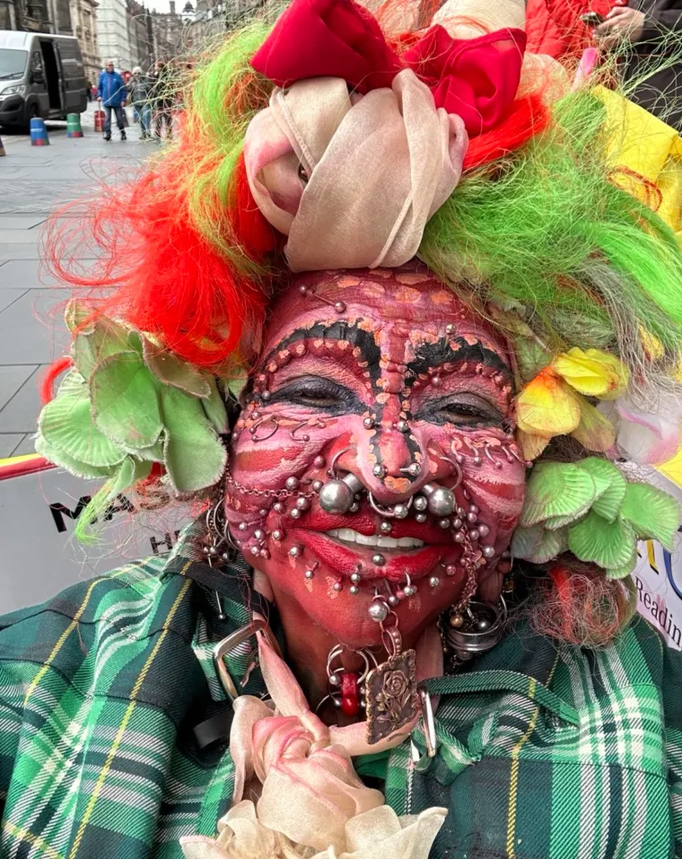 Nekoć predivna medicinska sestra prekrila se s 20 tisuća piercinga! Evo kako je izgledala prije