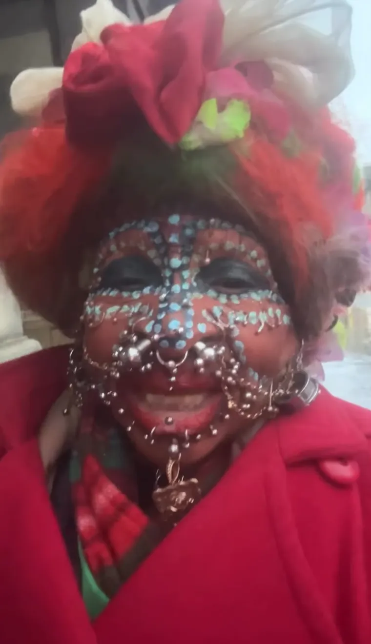 Nekoć predivna medicinska sestra prekrila se s 20 tisuća piercinga! Evo kako je izgledala prije