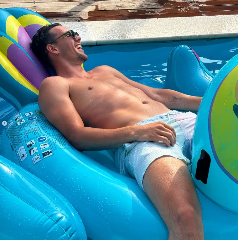 Zagrepčanin s neodoljivim osmijehom zaludio je djevojke: U galeriji pogledajte i za&scaron;to