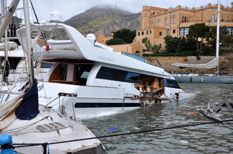 Snažna sredozemna oluja poharala jug Italije, neviđeni valovi nosili ljude i razorili plaže
