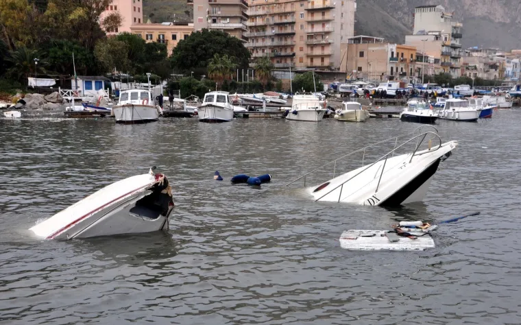 Snažna sredozemna oluja poharala jug Italije, neviđeni valovi nosili ljude i razorili plaže