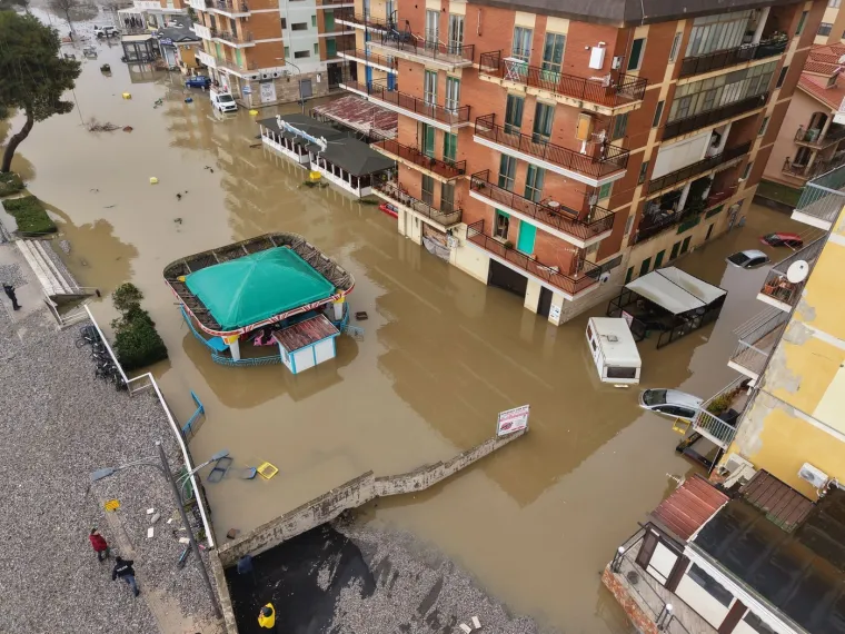 Snažna sredozemna oluja poharala jug Italije, neviđeni valovi nosili ljude i razorili plaže
