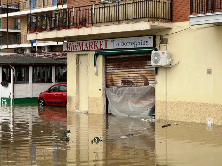Snažna sredozemna oluja poharala jug Italije, neviđeni valovi nosili ljude i razorili plaže