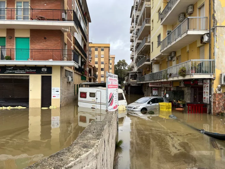 Snažna sredozemna oluja poharala jug Italije, neviđeni valovi nosili ljude i razorili plaže