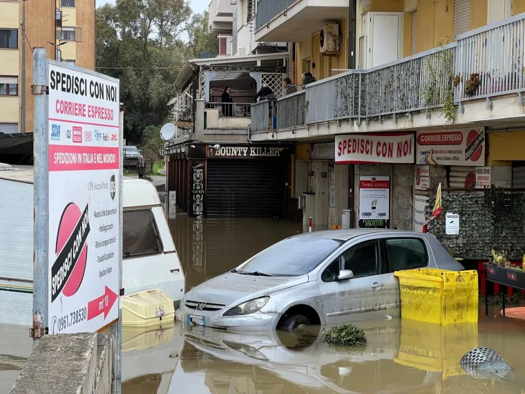 Snažna sredozemna oluja poharala jug Italije, neviđeni valovi nosili ljude i razorili plaže