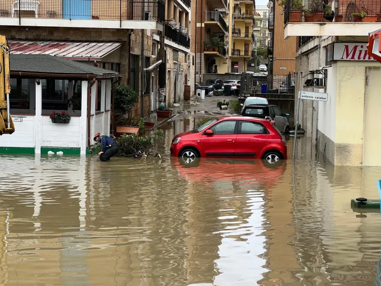 Snažna sredozemna oluja poharala jug Italije, neviđeni valovi nosili ljude i razorili plaže