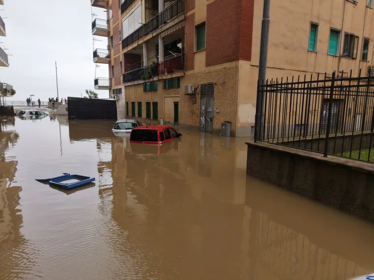 Snažna sredozemna oluja poharala jug Italije, neviđeni valovi nosili ljude i razorili plaže