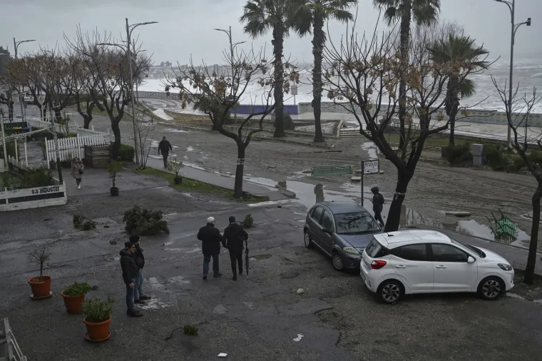 Snažna sredozemna oluja poharala jug Italije, neviđeni valovi nosili ljude i razorili plaže
