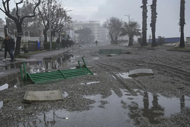 Snažna sredozemna oluja poharala jug Italije, neviđeni valovi nosili ljude i razorili plaže