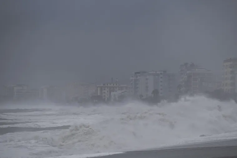 Snažna sredozemna oluja poharala jug Italije, neviđeni valovi nosili ljude i razorili plaže
