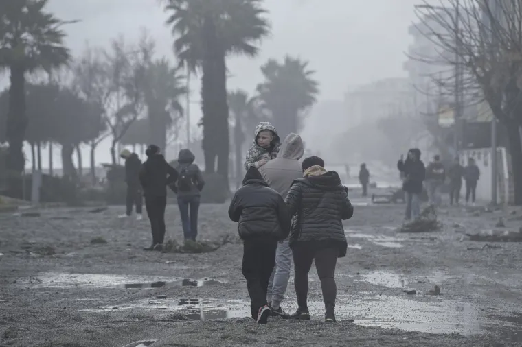 Snažna sredozemna oluja poharala jug Italije, neviđeni valovi nosili ljude i razorili plaže