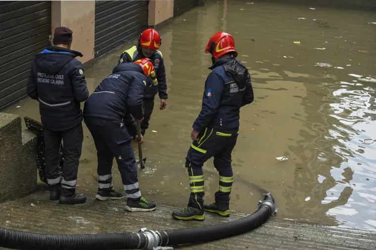 Snažna sredozemna oluja poharala jug Italije, neviđeni valovi nosili ljude i razorili plaže