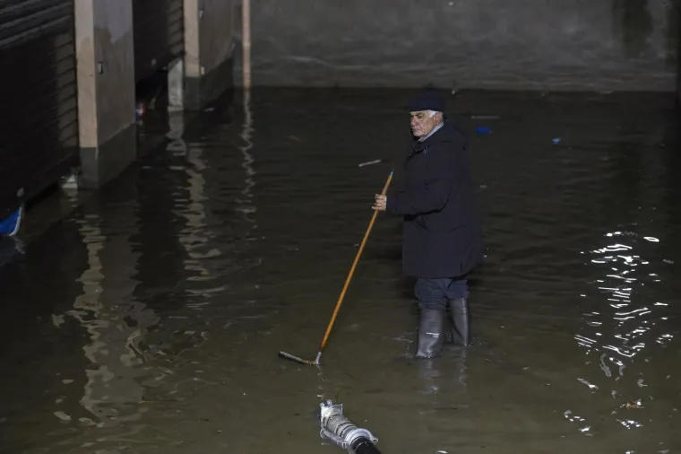 Snažna sredozemna oluja poharala jug Italije, neviđeni valovi nosili ljude i razorili plaže