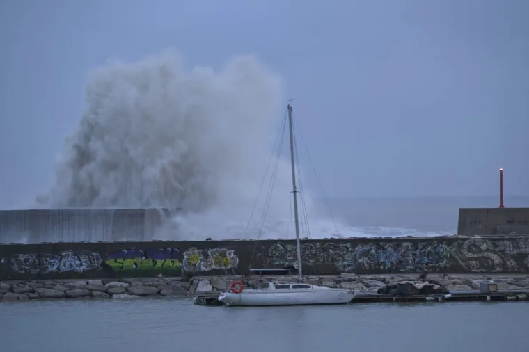 Snažna sredozemna oluja poharala jug Italije, neviđeni valovi nosili ljude i razorili plaže