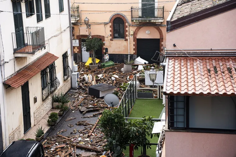 Snažna sredozemna oluja poharala jug Italije, neviđeni valovi nosili ljude i razorili plaže