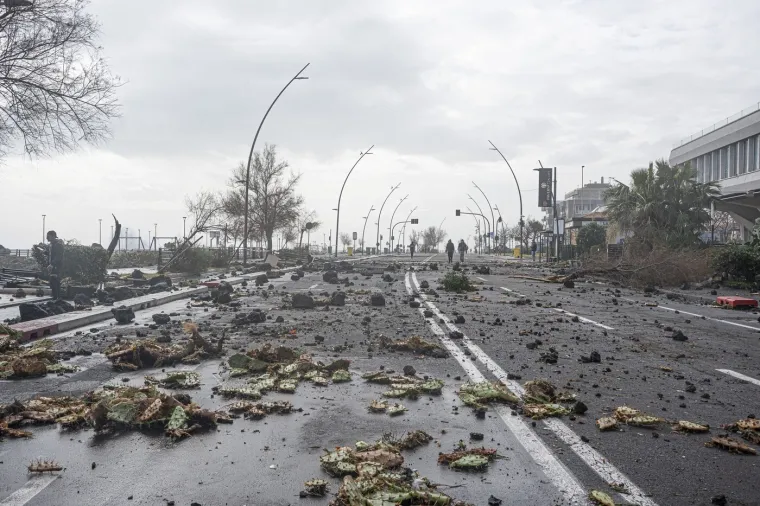 Snažna sredozemna oluja poharala jug Italije, neviđeni valovi nosili ljude i razorili plaže