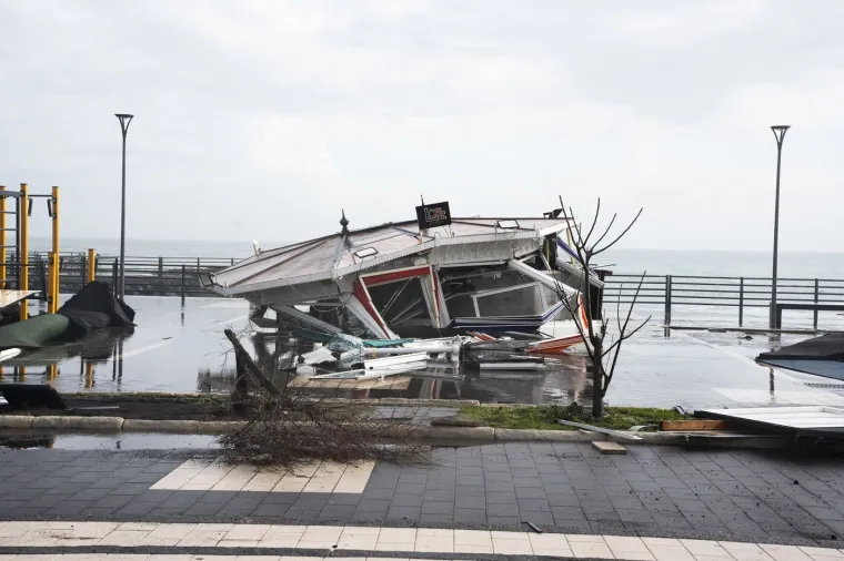Snažna sredozemna oluja poharala jug Italije, neviđeni valovi nosili ljude i razorili plaže