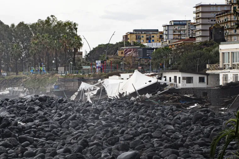 Snažna sredozemna oluja poharala jug Italije, neviđeni valovi nosili ljude i razorili plaže
