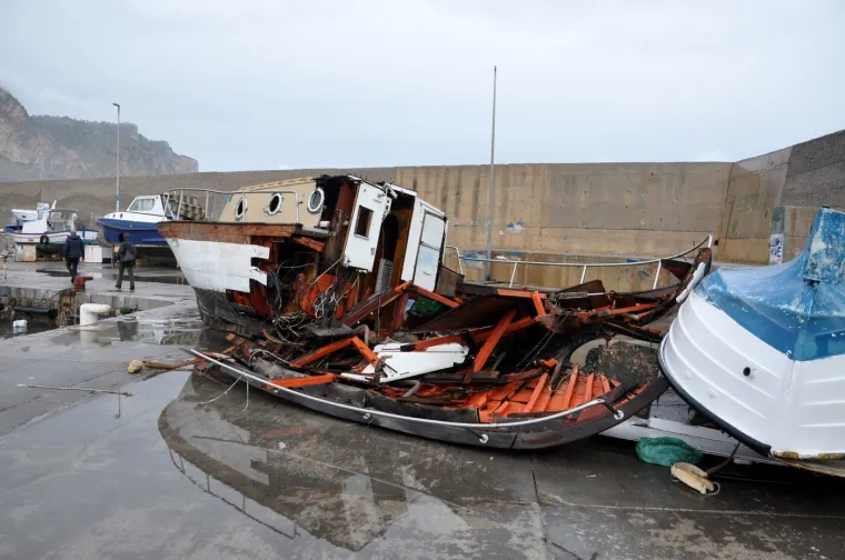 Snažna sredozemna oluja poharala jug Italije, neviđeni valovi nosili ljude i razorili plaže