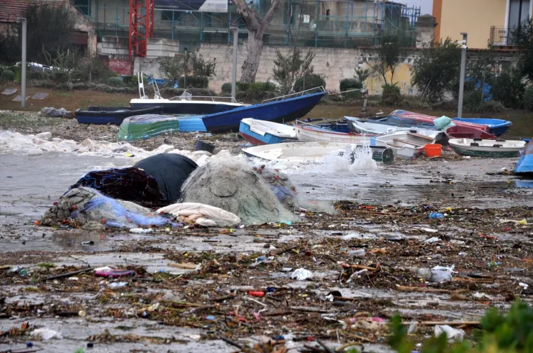Snažna sredozemna oluja poharala jug Italije, neviđeni valovi nosili ljude i razorili plaže