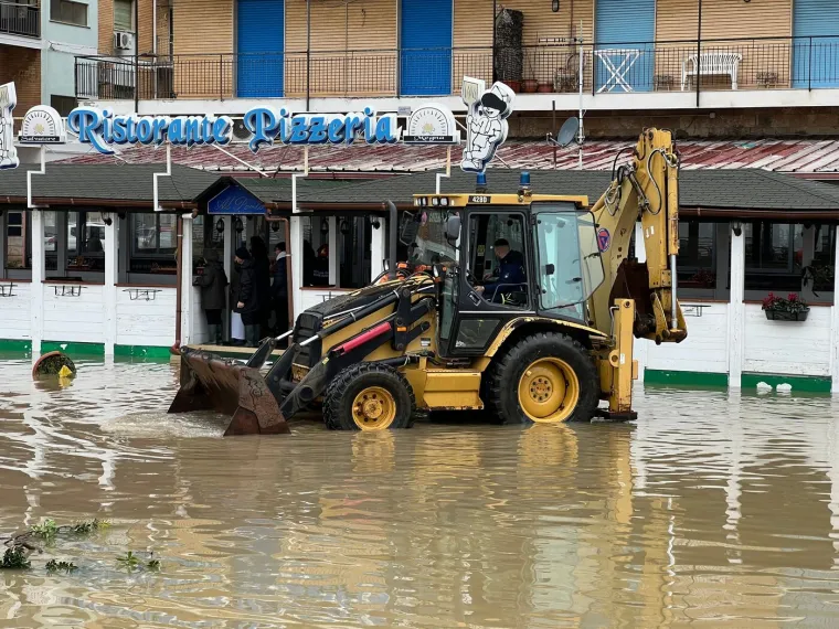 Snažna sredozemna oluja poharala jug Italije, neviđeni valovi nosili ljude i razorili plaže