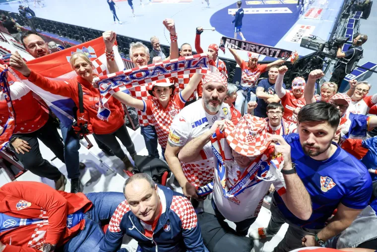 Fantastične scene na tribinama: Pogledajte &scaron;to rade islandski ratnici s na&scaron;im navijačima