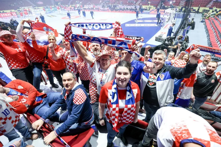 Fantastične scene na tribinama: Pogledajte &scaron;to rade islandski ratnici s na&scaron;im navijačima