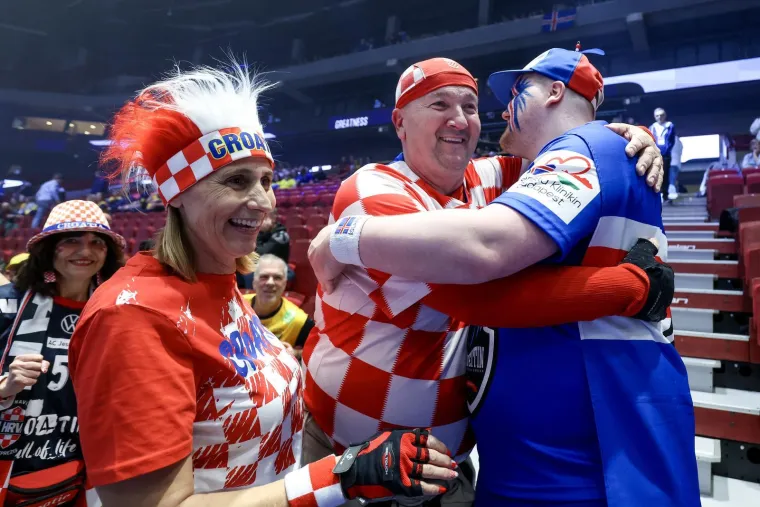 Fantastične scene na tribinama: Pogledajte &scaron;to rade islandski ratnici s na&scaron;im navijačima