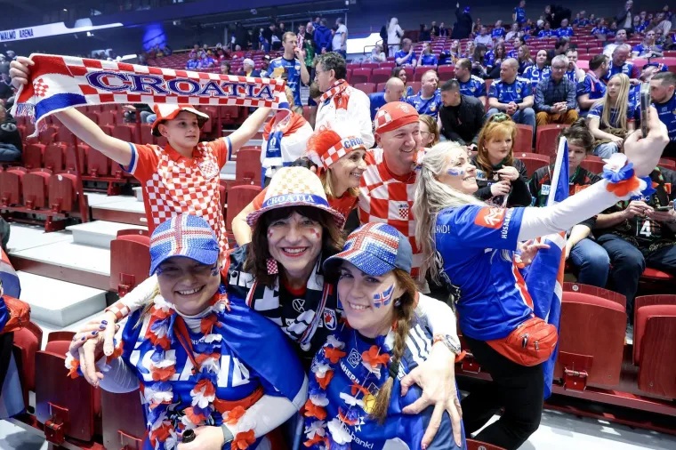 Fantastične scene na tribinama: Pogledajte &scaron;to rade islandski ratnici s na&scaron;im navijačima