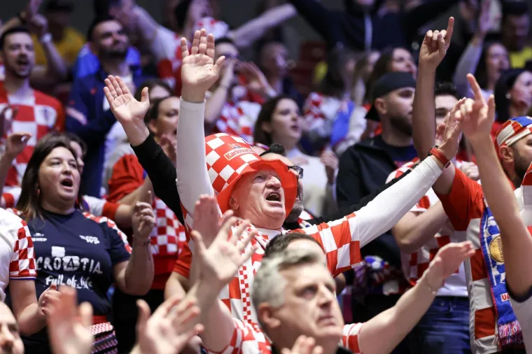 Fantastične scene na tribinama: Pogledajte &scaron;to rade islandski ratnici s na&scaron;im navijačima