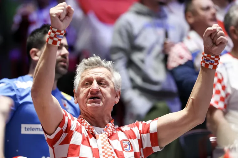 Fantastične scene na tribinama: Pogledajte &scaron;to rade islandski ratnici s na&scaron;im navijačima