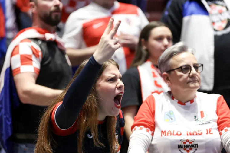 Fantastične scene na tribinama: Pogledajte &scaron;to rade islandski ratnici s na&scaron;im navijačima