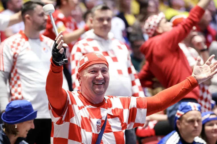 Fantastične scene na tribinama: Pogledajte &scaron;to rade islandski ratnici s na&scaron;im navijačima