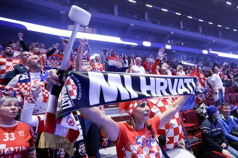 Fantastične scene na tribinama: Pogledajte &scaron;to rade islandski ratnici s na&scaron;im navijačima