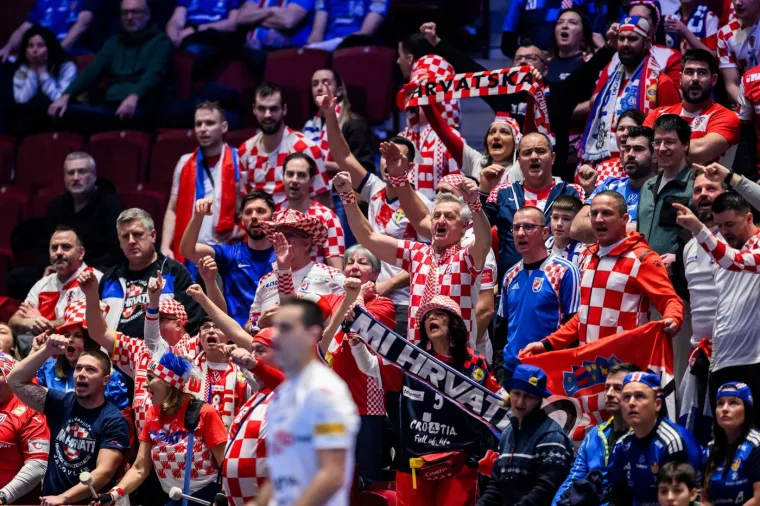 Fantastične scene na tribinama: Pogledajte &scaron;to rade islandski ratnici s na&scaron;im navijačima