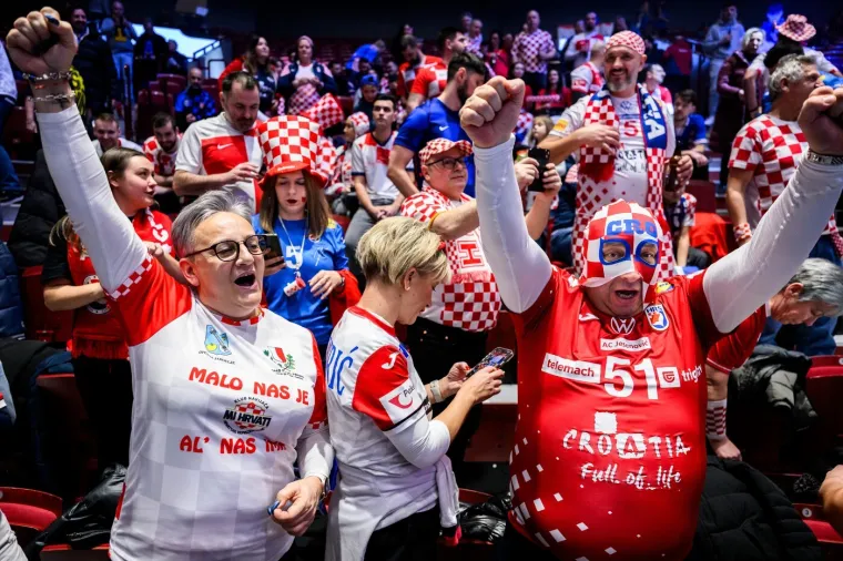 Fantastične scene na tribinama: Pogledajte &scaron;to rade islandski ratnici s na&scaron;im navijačima