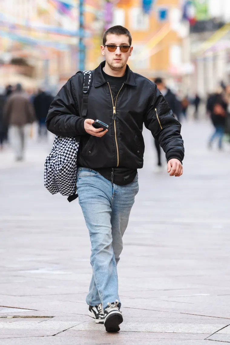 Odu&scaron;evila je prolaznike svojom rozom bundom! Pogledajte &scaron;arene kombinacije sa riječke &scaron;etnice