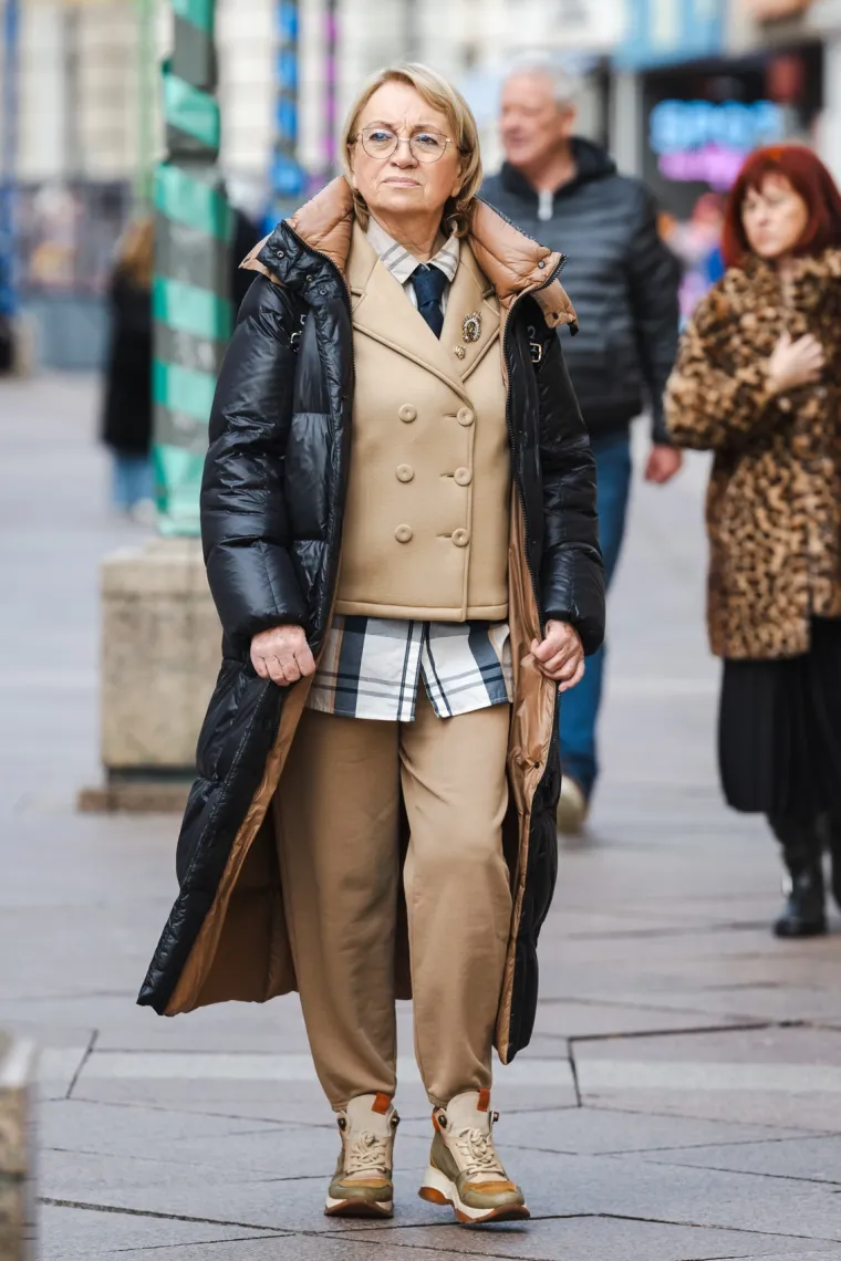 Odu&scaron;evila je prolaznike svojom rozom bundom! Pogledajte &scaron;arene kombinacije sa riječke &scaron;etnice