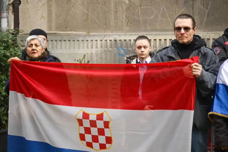 Desničari pred stanom Anke Mrak Tarita&scaron; pu&scaron;tali Thompsona: Do&scaron;lo do eskalacije, intervenirala policija