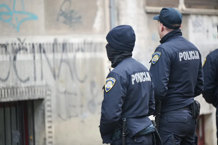 Desničari pred stanom Anke Mrak Tarita&scaron; pu&scaron;tali Thompsona: Do&scaron;lo do eskalacije, intervenirala policija