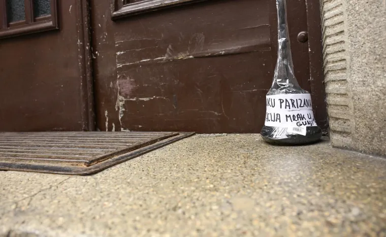 Desničari pred stanom Anke Mrak Tarita&scaron; pu&scaron;tali Thompsona: Do&scaron;lo do eskalacije, intervenirala policija