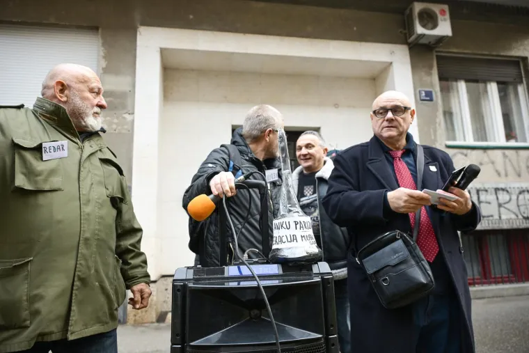 Desničari pred stanom Anke Mrak Tarita&scaron; pu&scaron;tali Thompsona: Do&scaron;lo do eskalacije, intervenirala policija