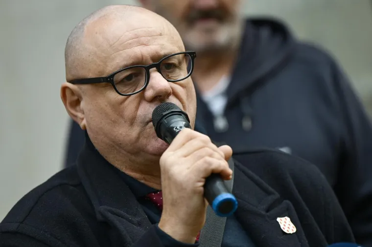 Desničari pred stanom Anke Mrak Tarita&scaron; pu&scaron;tali Thompsona: Do&scaron;lo do eskalacije, intervenirala policija