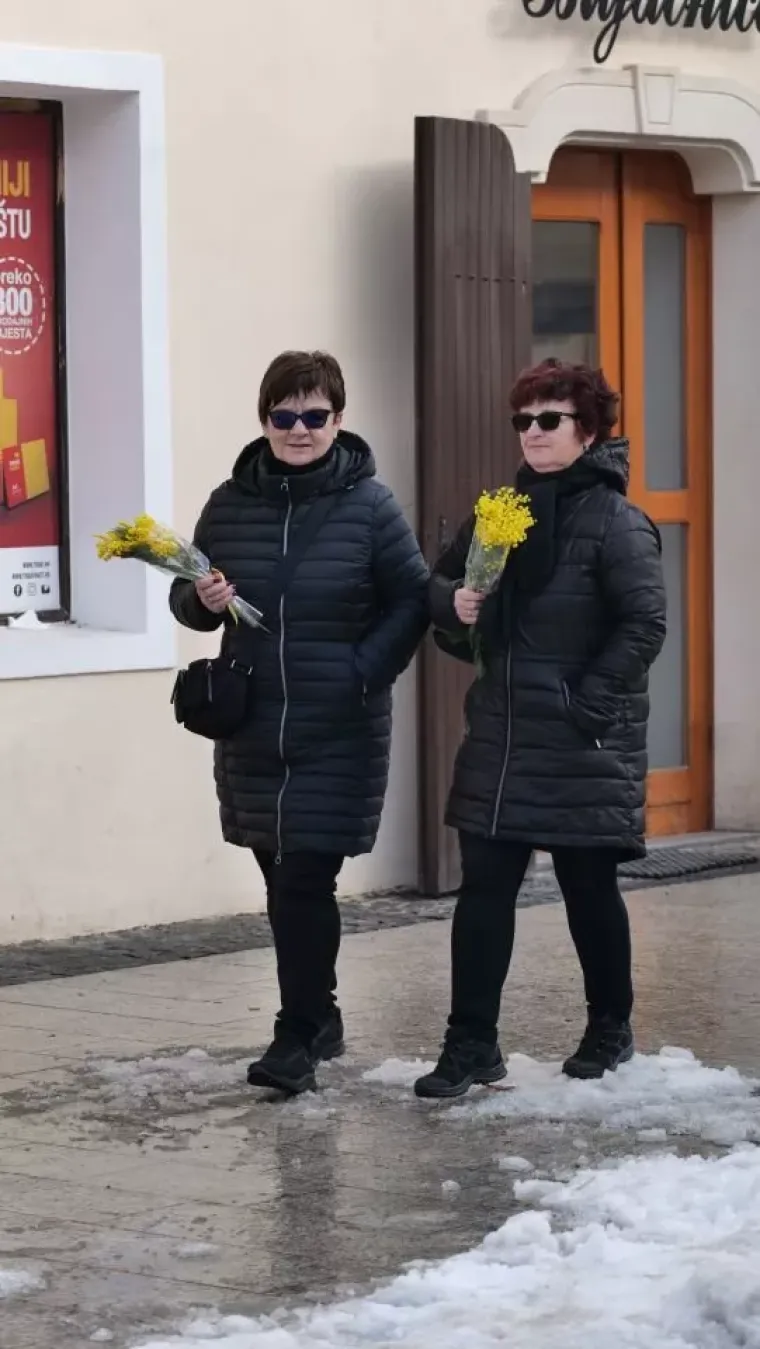 Smeđi kaput kojeg nitko nije mogao ignorirati: Pogledajte tko je sve ukrasio čakovečku &scaron;picu