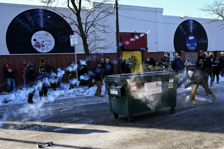 Kao da je ratna zona: Eskalirali prosvjedi u Minneapolisu, pogledajte prizore kaosa