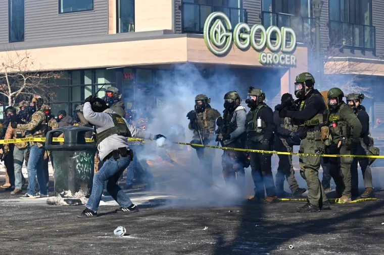Kao da je ratna zona: Eskalirali prosvjedi u Minneapolisu, pogledajte prizore kaosa