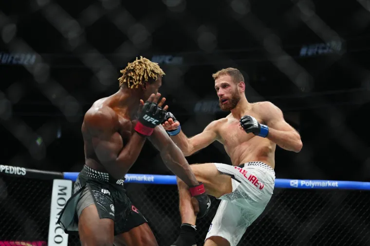 Brutalan rat u kavezu ostavio publiku bez daha: Sve je gledala i zanosna plavu&scaron;a