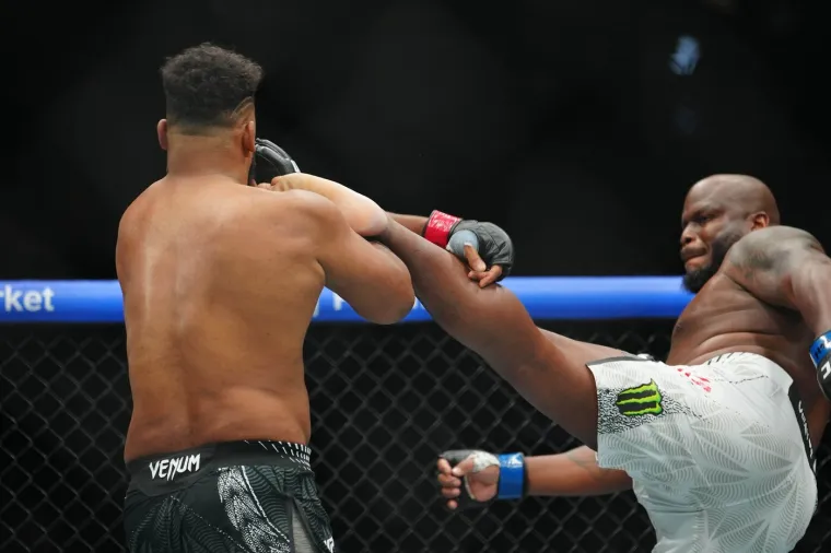 Brutalan rat u kavezu ostavio publiku bez daha: Sve je gledala i zanosna plavu&scaron;a