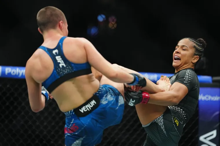 Brutalan rat u kavezu ostavio publiku bez daha: Sve je gledala i zanosna plavu&scaron;a