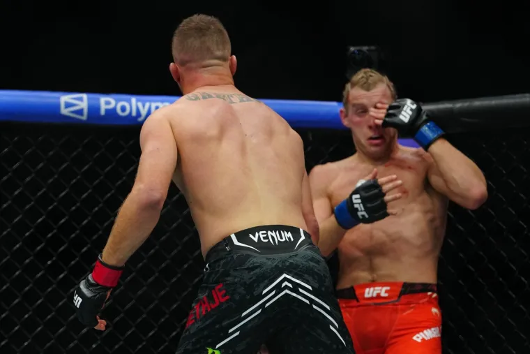 Brutalan rat u kavezu ostavio publiku bez daha: Sve je gledala i zanosna plavu&scaron;a